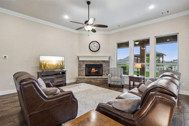 8221 Palmer Lane, Waxahachie, TX 75167