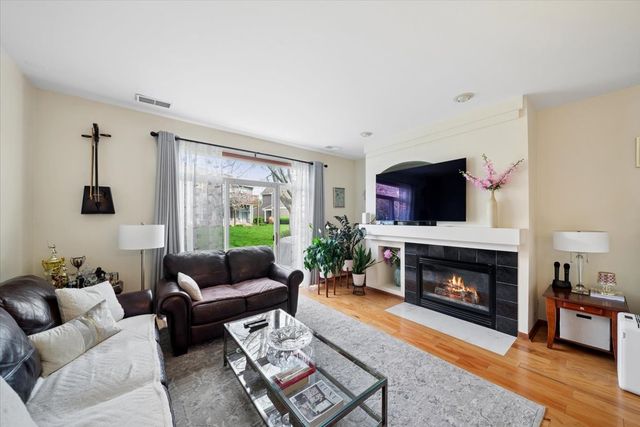 832 Genesee Drive, Naperville, IL 60563