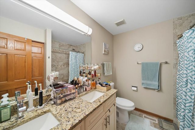 832 Genesee Drive, Naperville, IL 60563