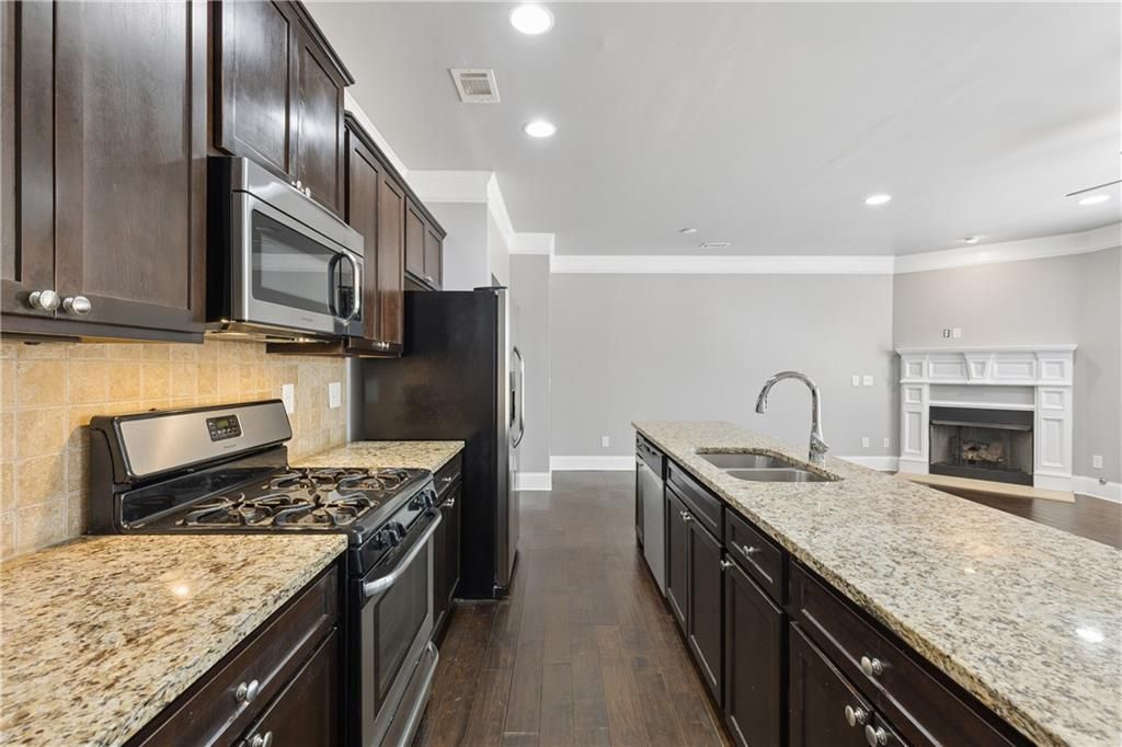 Image 10 of property listing at 2854 Jordan Oaks Lane, Decatur, GA 30033