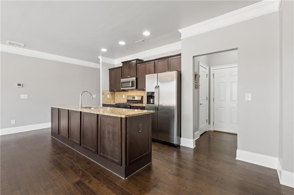 Image 11 of property listing at 2854 Jordan Oaks Lane, Decatur, GA 30033
