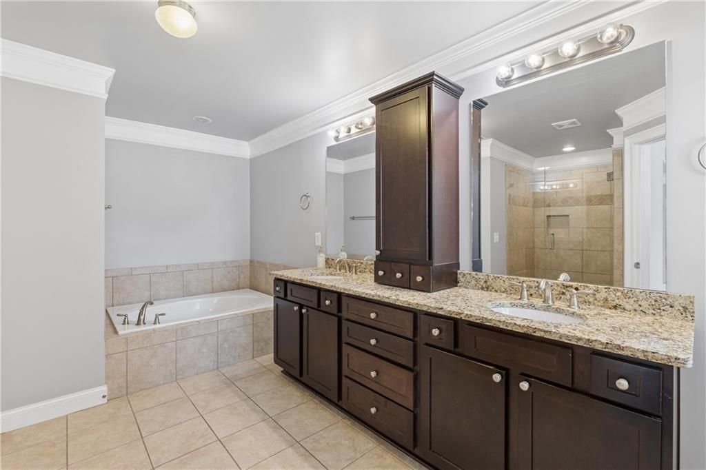 Image 33 of property listing at 2854 Jordan Oaks Lane, Decatur, GA 30033