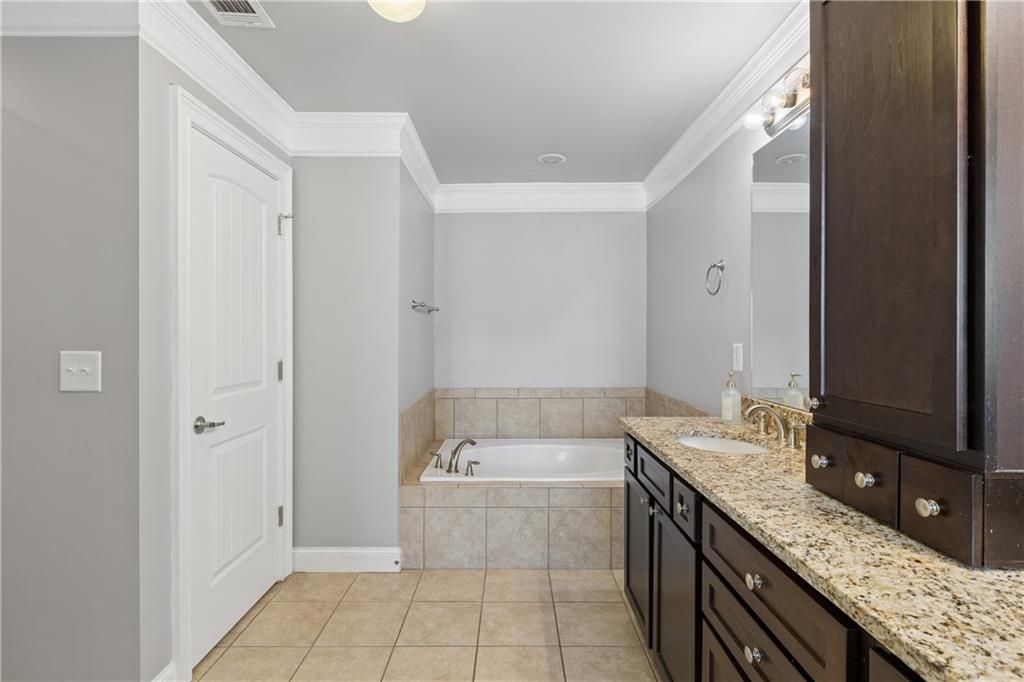 Image 34 of property listing at 2854 Jordan Oaks Lane, Decatur, GA 30033