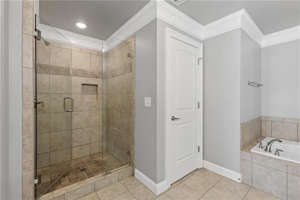 Image 35 of property listing at 2854 Jordan Oaks Lane, Decatur, GA 30033