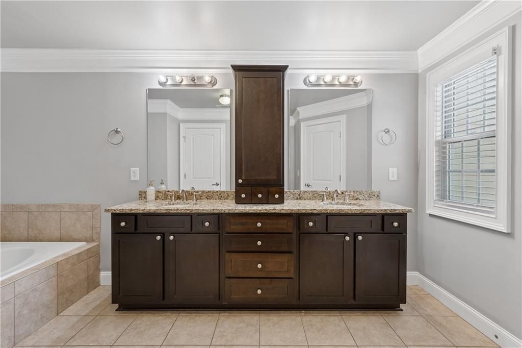 Image 36 of property listing at 2854 Jordan Oaks Lane, Decatur, GA 30033