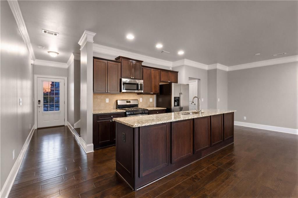 Image 9 of property listing at 2854 Jordan Oaks Lane, Decatur, GA 30033