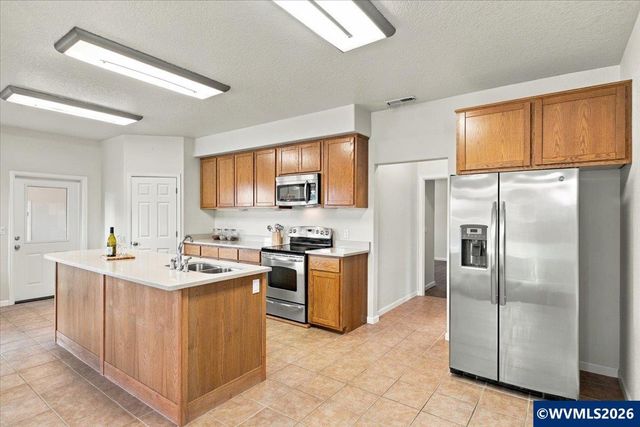 2018 Valley View Dr NW, Albany, OR 97321
