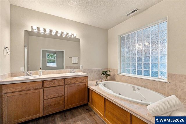 2018 Valley View Dr NW, Albany, OR 97321