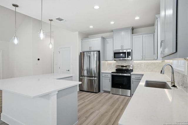 1169 Johnson Rd, Canyon Lake, TX 78133