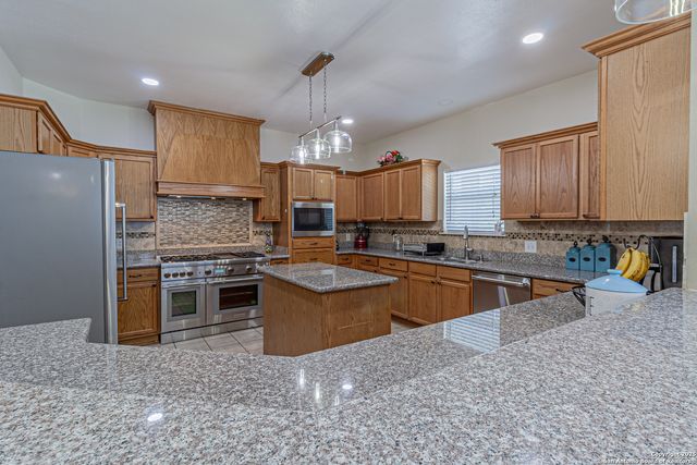 323 SHANNON RIDGE DR., Floresville, TX 78114