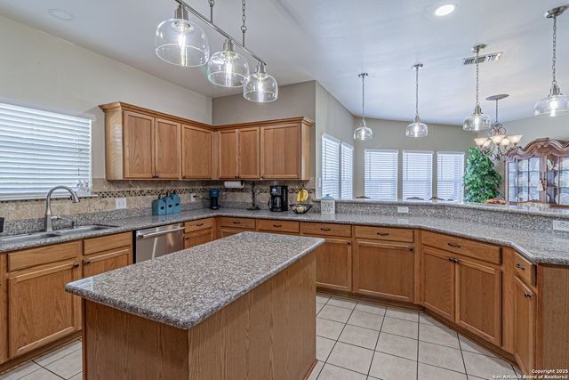 323 SHANNON RIDGE DR., Floresville, TX 78114