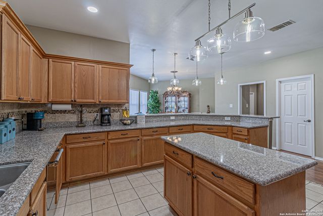 323 SHANNON RIDGE DR., Floresville, TX 78114