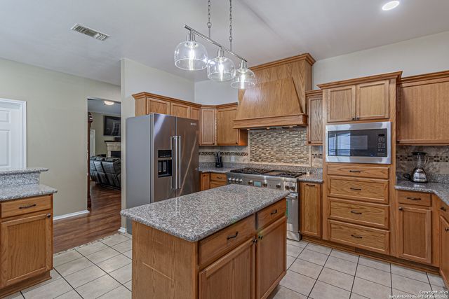 323 SHANNON RIDGE DR., Floresville, TX 78114