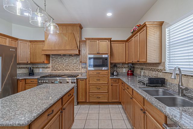 323 SHANNON RIDGE DR., Floresville, TX 78114