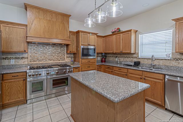 323 SHANNON RIDGE DR., Floresville, TX 78114