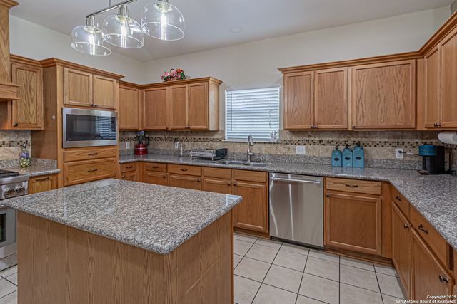 323 SHANNON RIDGE DR., Floresville, TX 78114