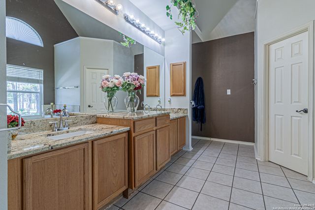 323 SHANNON RIDGE DR., Floresville, TX 78114