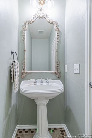 323 SHANNON RIDGE DR., Floresville, TX 78114