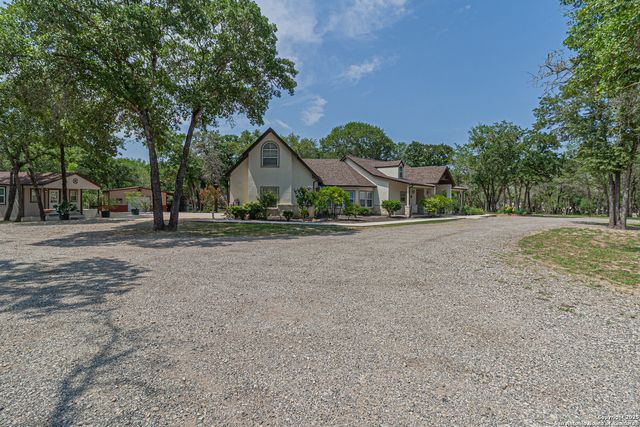 323 SHANNON RIDGE DR., Floresville, TX 78114