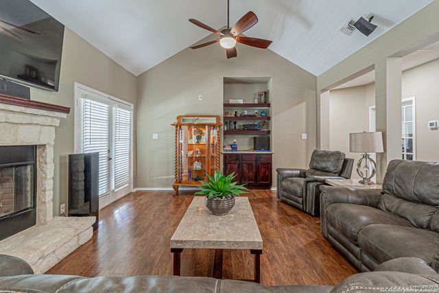 323 SHANNON RIDGE DR., Floresville, TX 78114