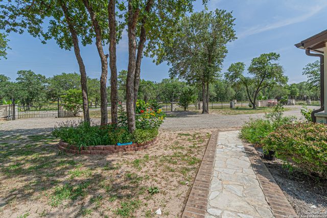 323 SHANNON RIDGE DR., Floresville, TX 78114