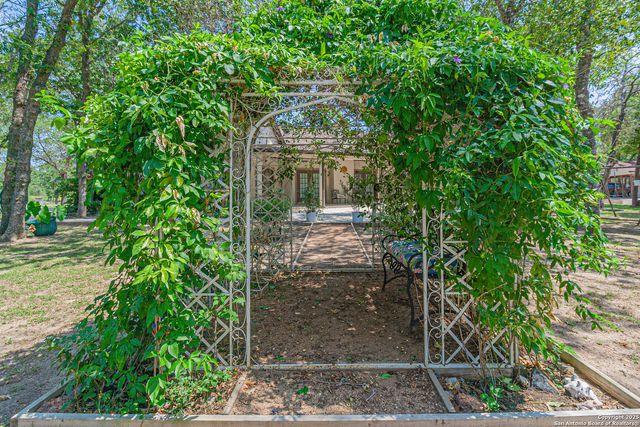 323 SHANNON RIDGE DR., Floresville, TX 78114