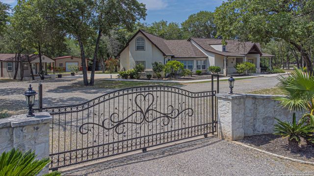 323 SHANNON RIDGE DR., Floresville, TX 78114