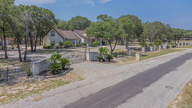 323 SHANNON RIDGE DR., Floresville, TX 78114
