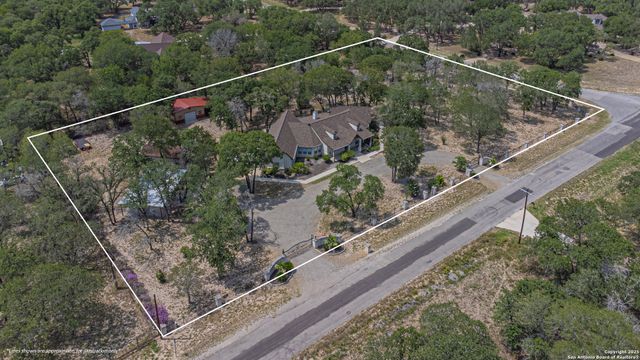 323 SHANNON RIDGE DR., Floresville, TX 78114