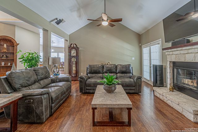 323 SHANNON RIDGE DR., Floresville, TX 78114