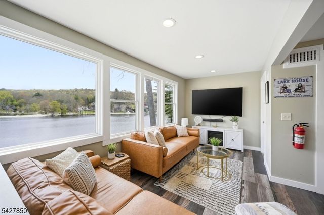 51 Goldfinch Ln, West Milford Twp., NJ 07421
