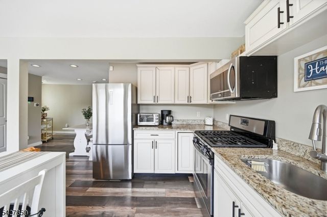 51 Goldfinch Ln, West Milford Twp., NJ 07421