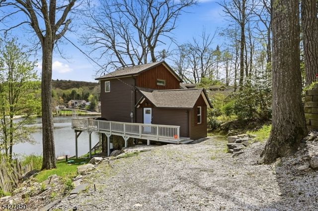 51 Goldfinch Ln, West Milford Twp., NJ 07421