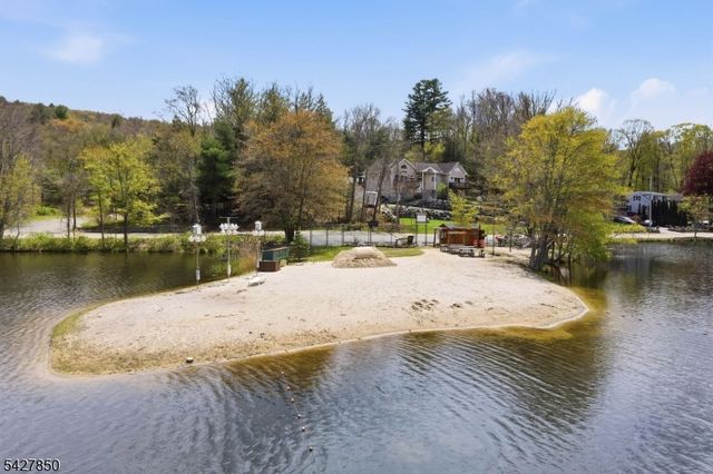 51 Goldfinch Ln, West Milford Twp., NJ 07421