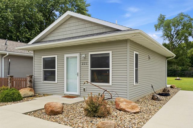 219 & 221 COLLINS Avenue, Evansdale, IA 50707
