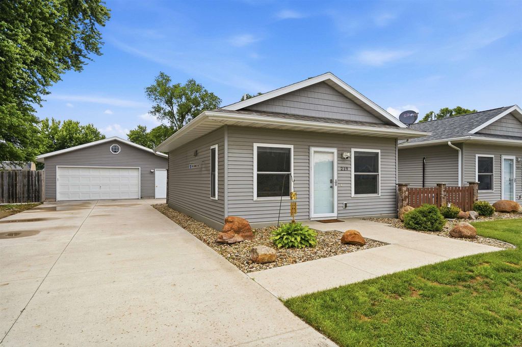 219 & 221 COLLINS Avenue, Evansdale, IA 50707