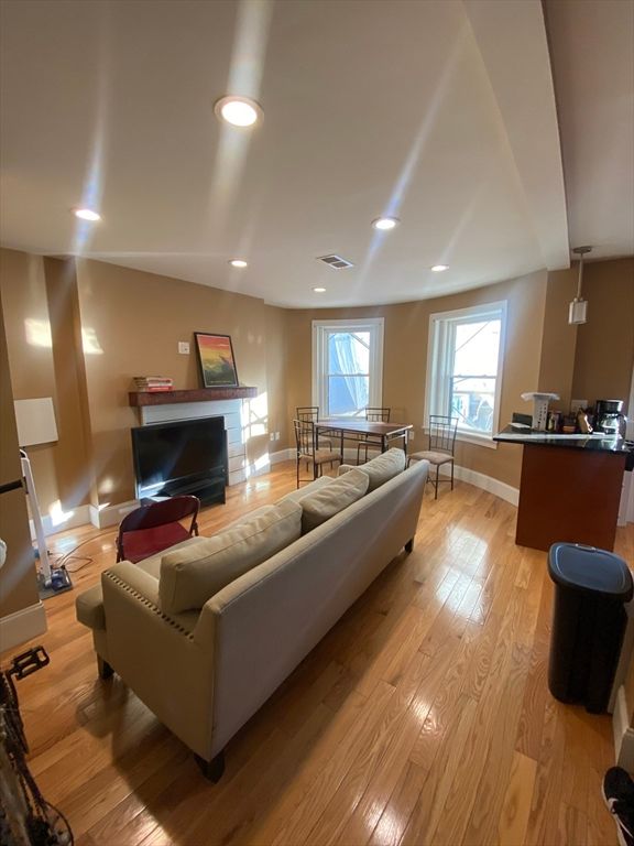 32 Linden St 7, Brookline, MA 02445
