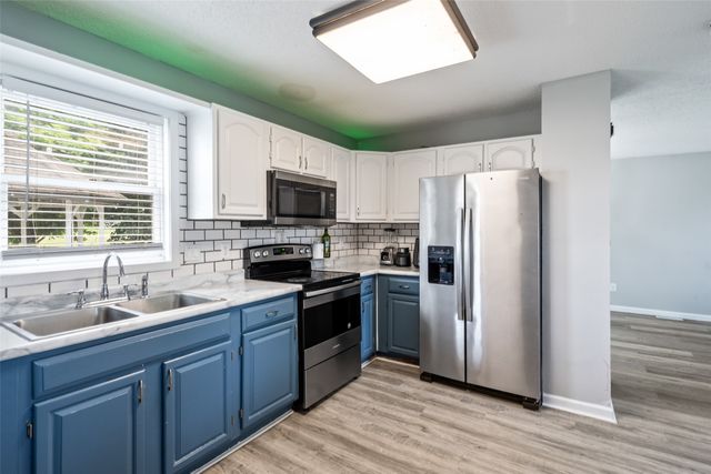 6893 NE Rising Sun Drive, Pleasant Hill, IA 50327
