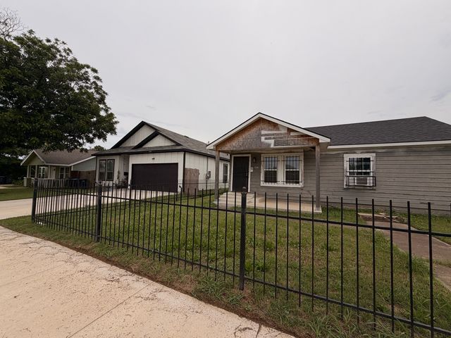 1720 E Arlington Avenue, Fort Worth, TX 76104