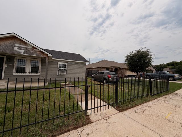1720 E Arlington Avenue, Fort Worth, TX 76104