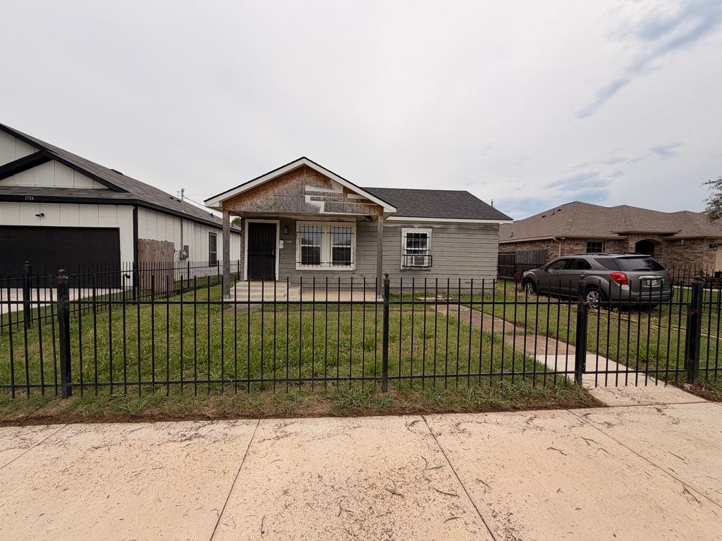 1720 E Arlington Avenue, Fort Worth, TX 76104