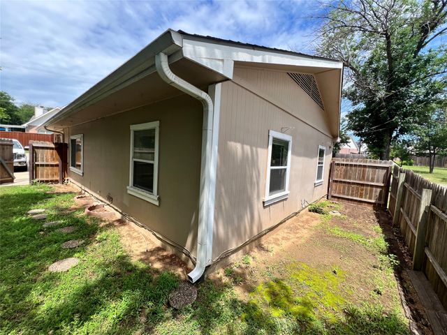 600 Lake Drive, Lake Dallas, TX 75065