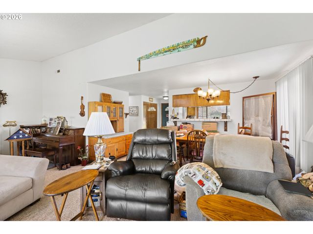 1375 Nw KEASEY St, Roseburg, OR 97471