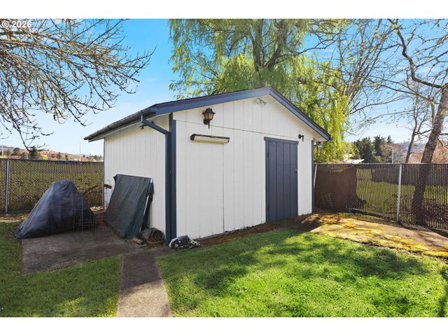 1375 Nw KEASEY St, Roseburg, OR 97471