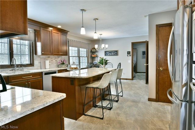 9271 Hillview Drive NE, Warren, OH 44484