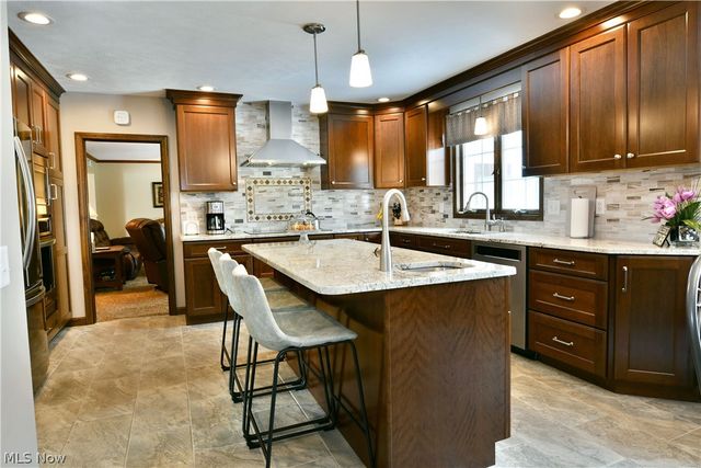 9271 Hillview Drive NE, Warren, OH 44484