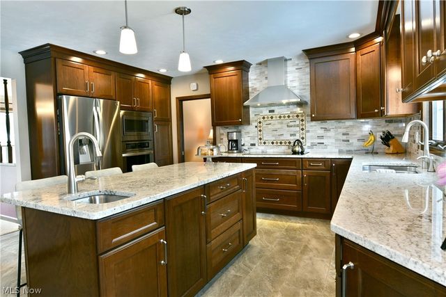 9271 Hillview Drive NE, Warren, OH 44484