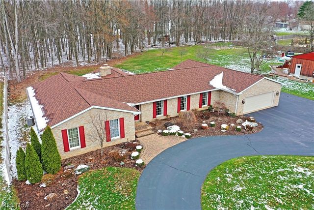 9271 Hillview Drive NE, Warren, OH 44484