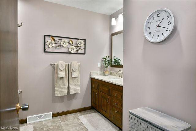 9271 Hillview Drive NE, Warren, OH 44484