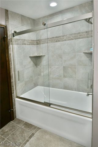 9271 Hillview Drive NE, Warren, OH 44484